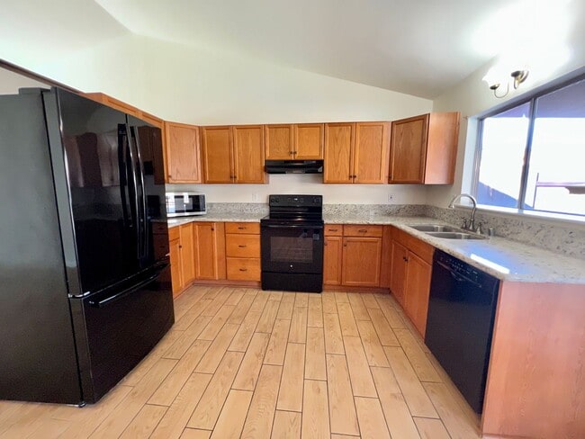 Building Photo - Beautiful 5 BD/2BA w/ Attached Garage & Sw...