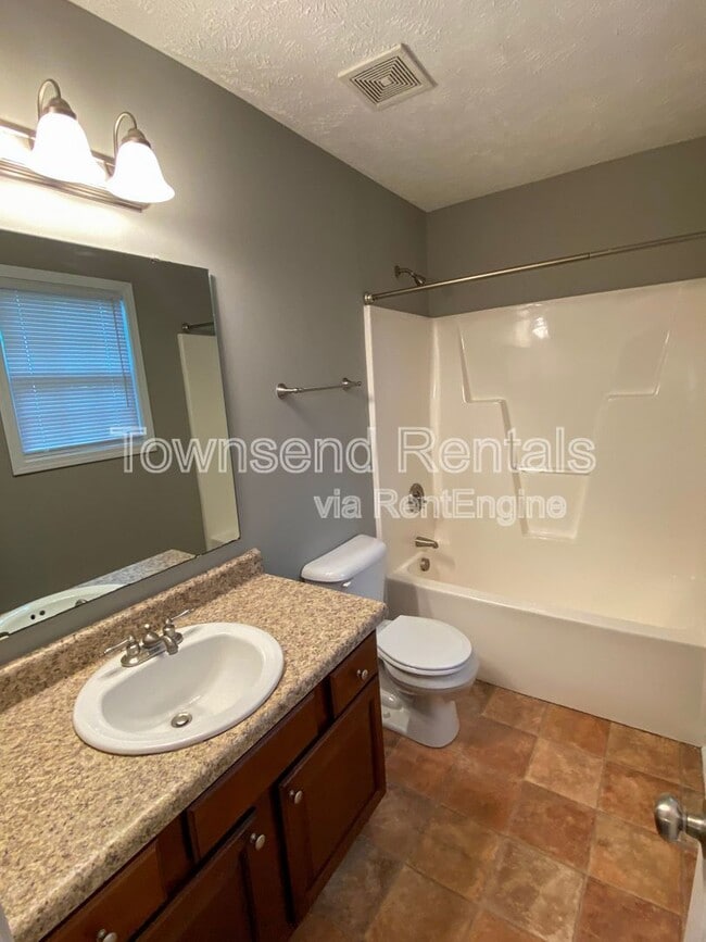 Building Photo - 3013 Rosemeade Dr