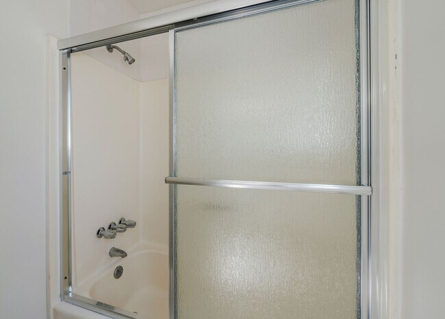 Building Photo - Beautiful remodeled 2 bed 2 bath townhome ...