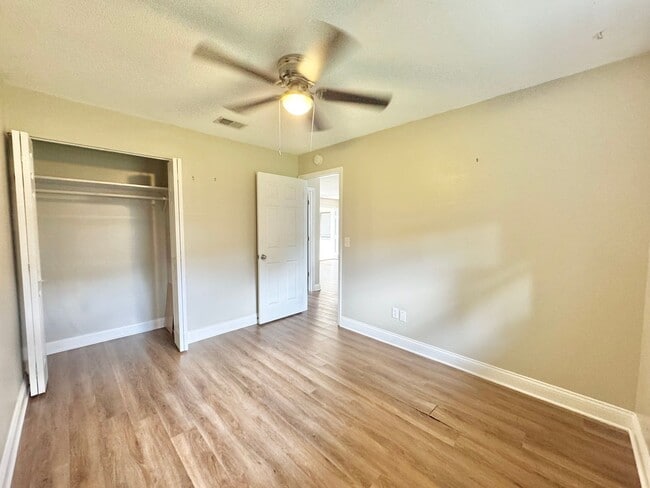 Building Photo - Apartment - Right off Cypress Gardens Blvd