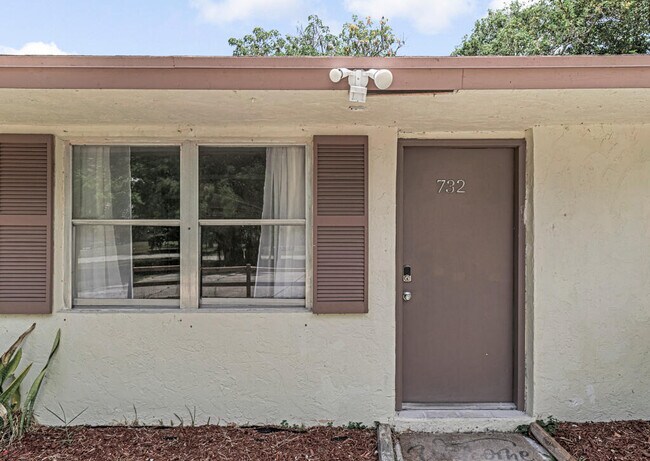 Building Photo - 732 Neil Rd