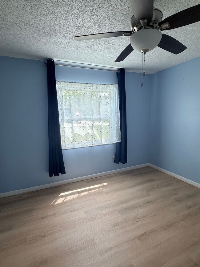Building Photo - Beautifully Remodeled Lake Front Solar home. Call Sheila Campbell 407-687-7900