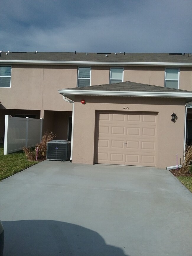 Building Photo - 3 Bedroom 2.5 Bath Townhouse in Turtle Cre...