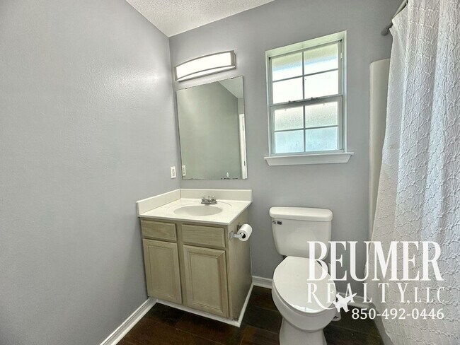 Building Photo - 3 bedroom 2 bath home with Beautiful Backyard