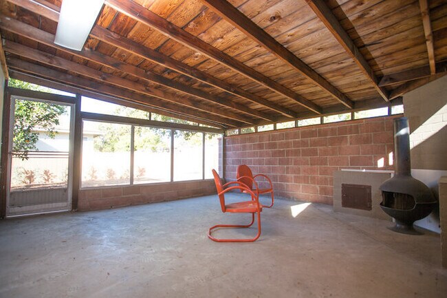 Building Photo - Prime Old Town Orange location