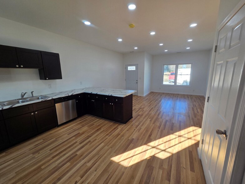 Building Photo - 203 N Elm St