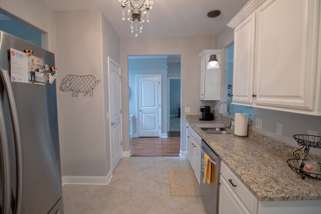 Building Photo - 4 Gresham Ln