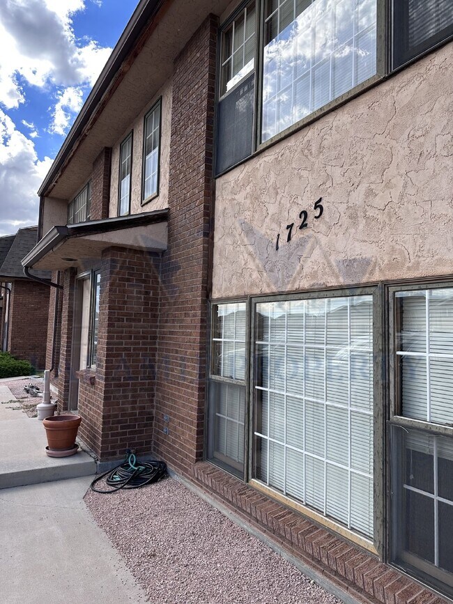 Building Photo - Charming 1 Bed, 1 Bath Apartment in Larami...