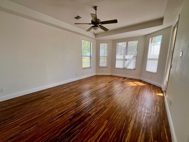 Building Photo - 2115 N Lakecrest Loop