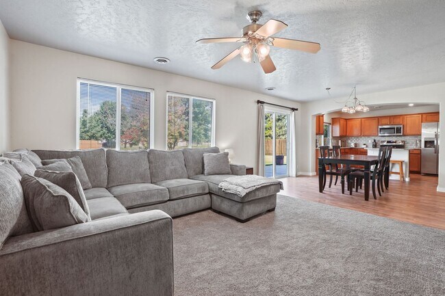 Building Photo - 4bd/2.5ba South Boise Home w/3-Car Garage!