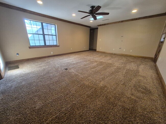 Building Photo - Cabin living in the suburbs