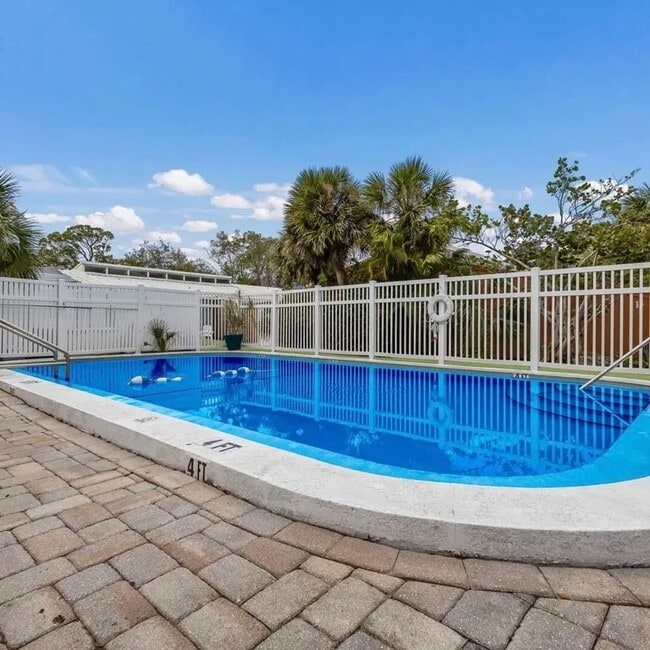 Building Photo - Annual UNfurnished renovated 2/1 condo dow...