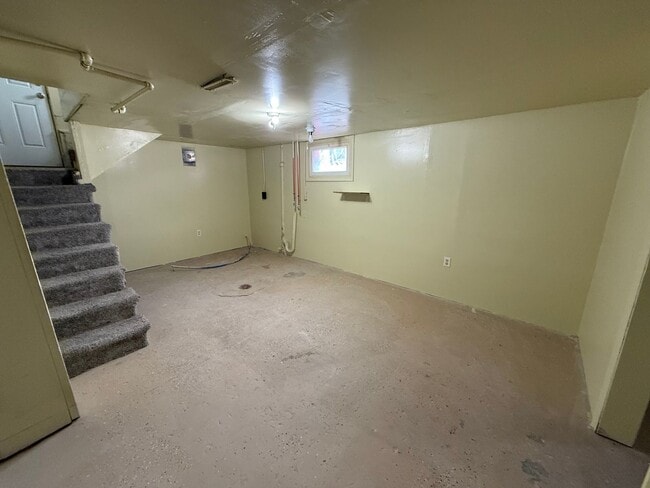 Building Photo - Two bedroom, one bathroom, pet friendly home located in Scottsbluff, NE.