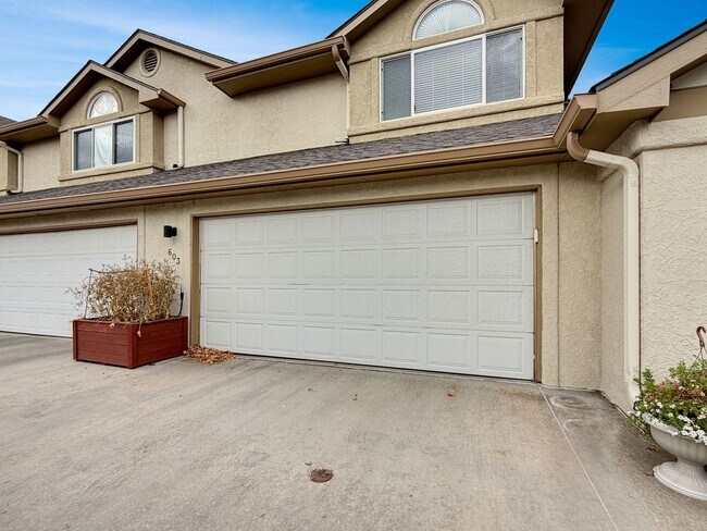 Building Photo - Beautifully Updated Townhome in a Prime Location 2 bed 2 Bath for Rent