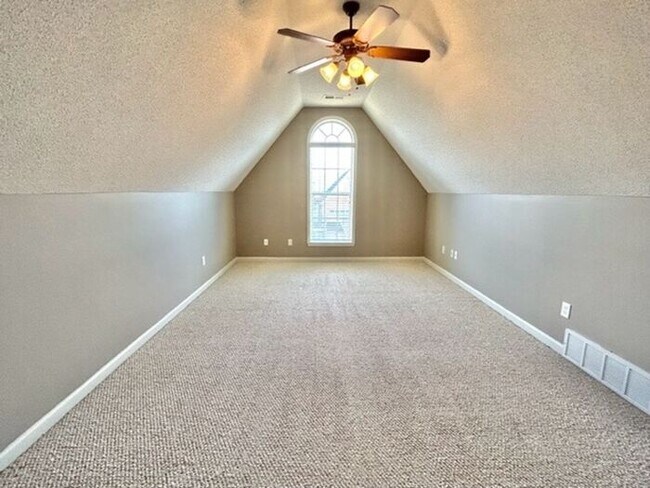 Building Photo - Now leasing a spacious 3 bedroom 2 bath ho...