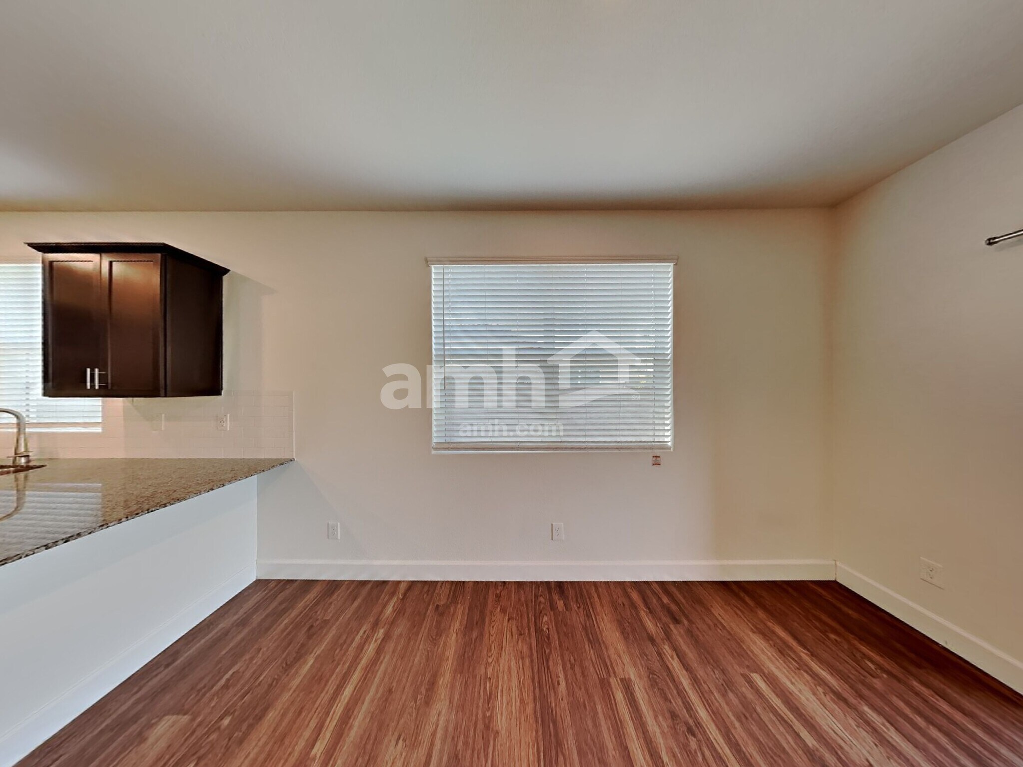 Building Photo - 647 W Hackamore Ave