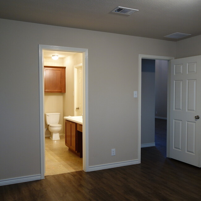 Building Photo - 3 BEDROOM / 2 BATH HOME IN KYLIE - BROOKSI...