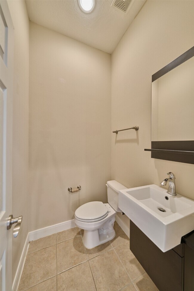 Building Photo - 2526 Bevis St