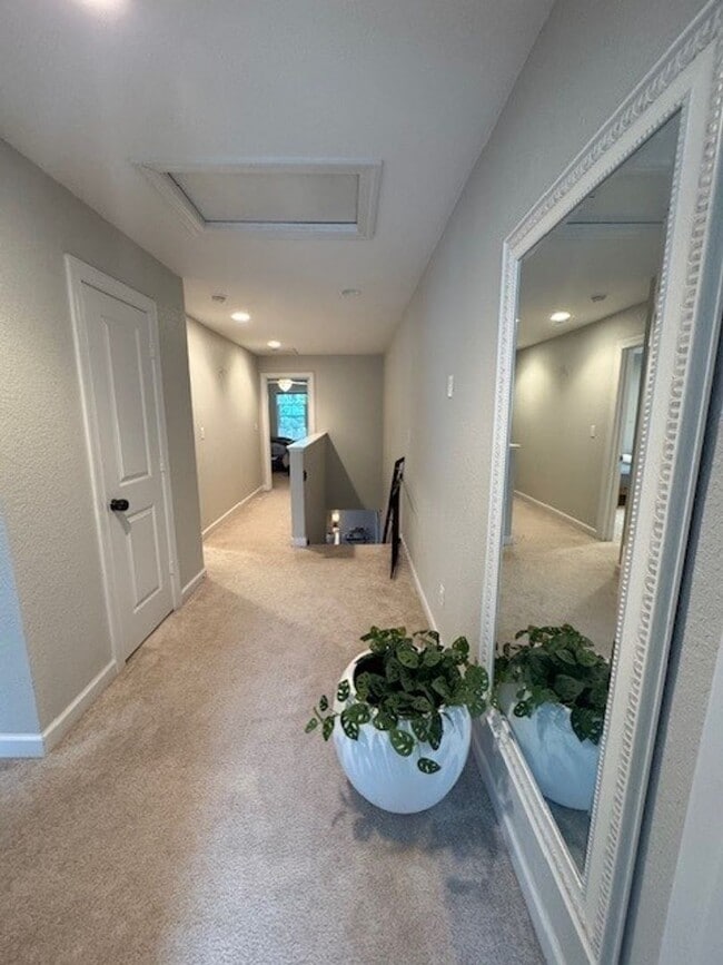 Building Photo - Adorable duplex condo in Red Mill.