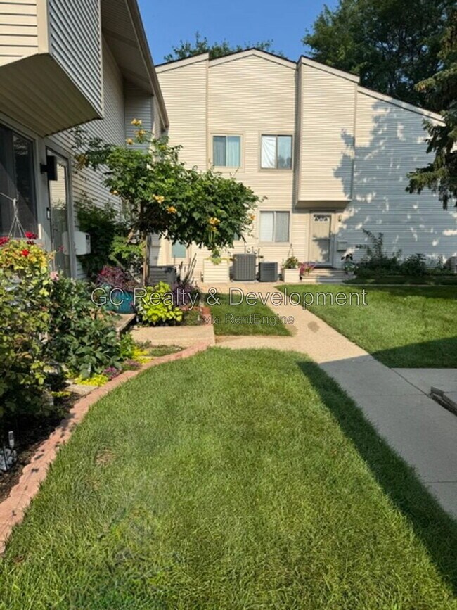 Building Photo - 527 Verde Dr