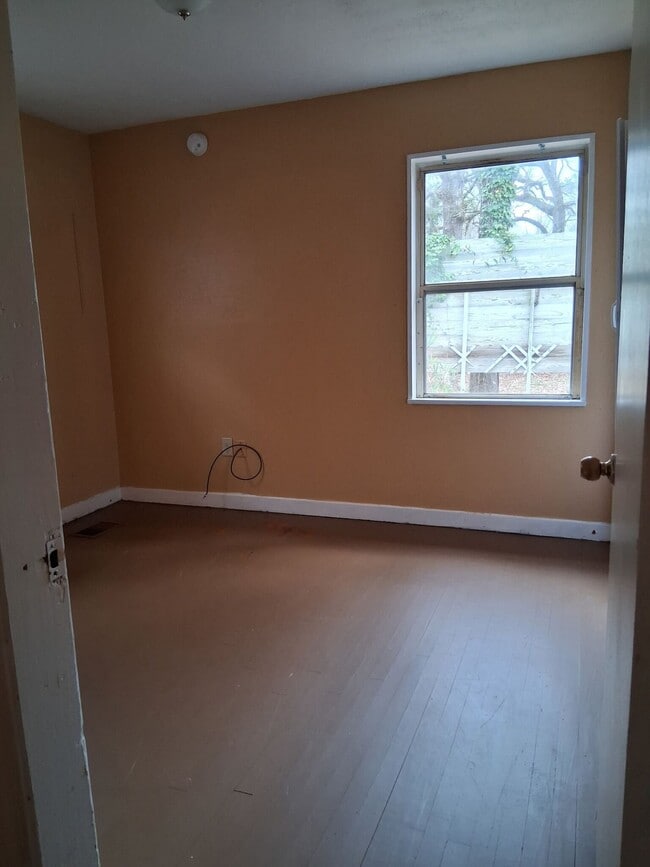 Building Photo - 1215 Tara Rd