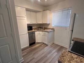 Building Photo - 310 W Earll Dr