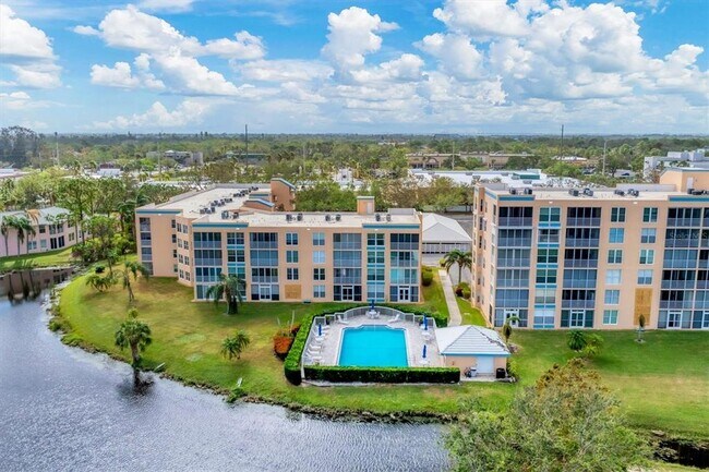 Building Photo - 4530 Pinebrook Cir