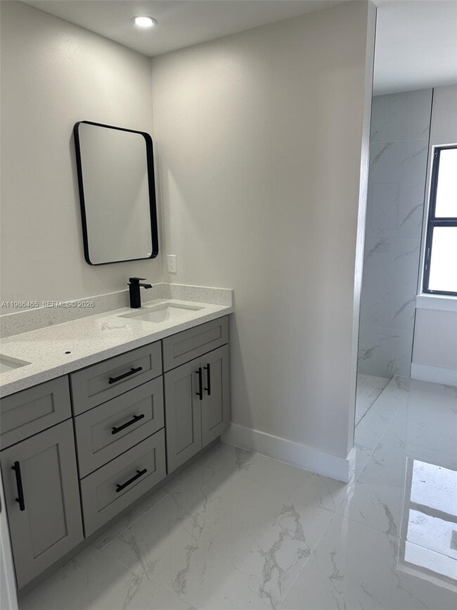 Building Photo - 712 Euston Ave S