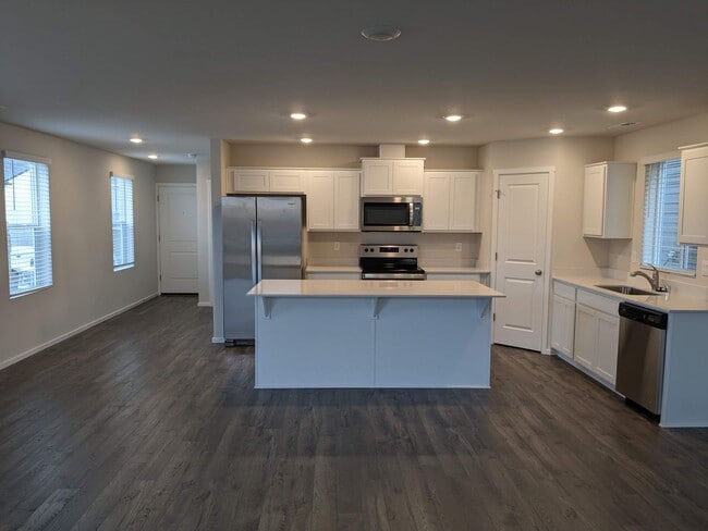 Building Photo - GORGEOUS 4 BED/2.5 BATH! HIGH END FINISHES ! SPACIOUS ROOMS ! FENCED BACK YARD !