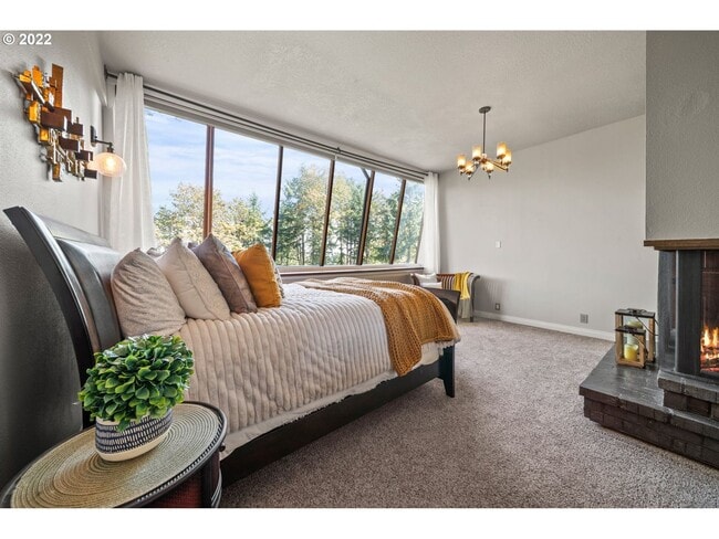 Building Photo - 5 bedroom 4 Bathroom Spectacular Townhome ~ Parking, A/C and More!