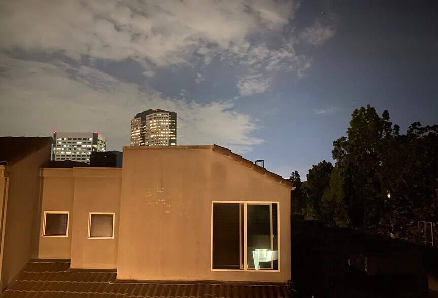 Building Photo - 355 N Maple St