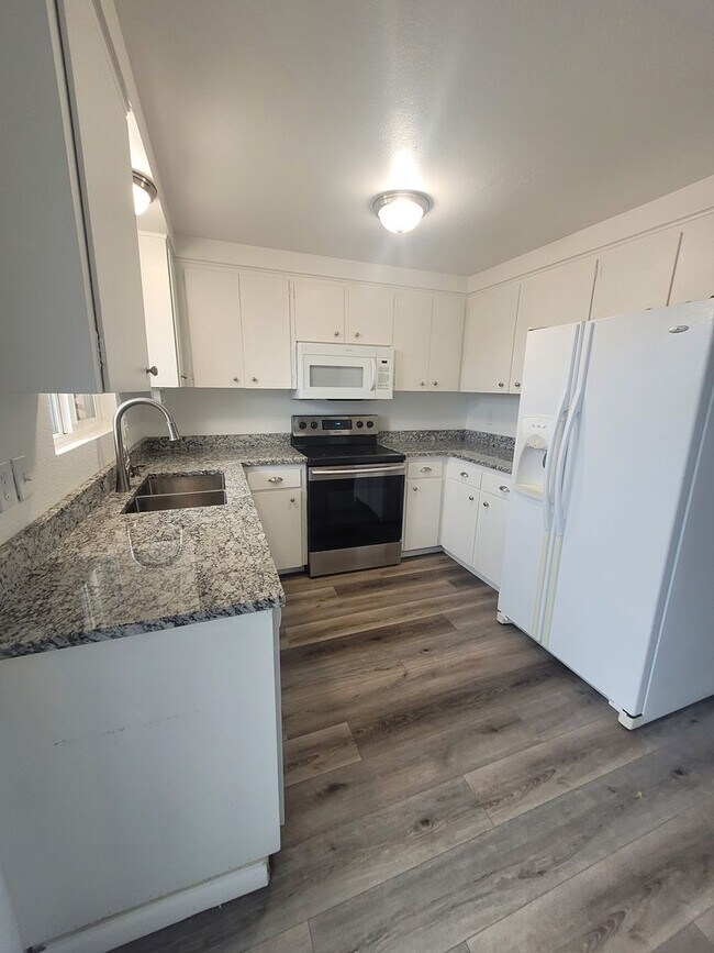 Building Photo - Updated 2BD/1BA Coming Duplex Available