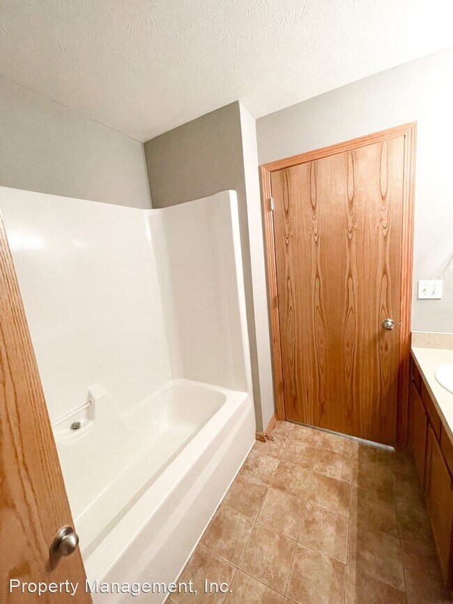Building Photo - 3 br, 3 bath House - 2405 City View Court