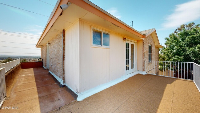 Building Photo - 9033 Leo St