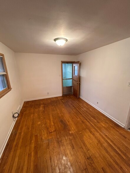 Bedroom – full room - 4563 N 73rd St