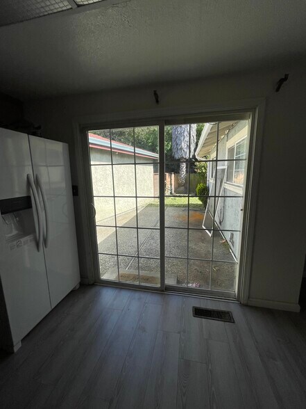 patio from kitchen to backyard - 1271 Parkway Dr