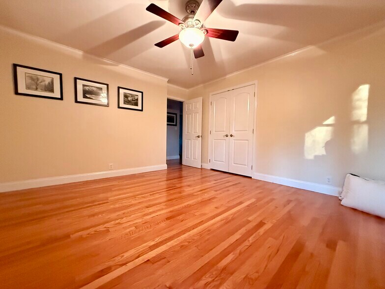 Building Photo - 5200 Skyline Dr