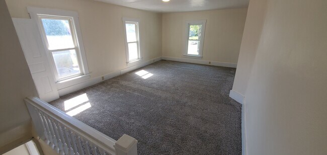 Bedroom - 901 W Chestnut St