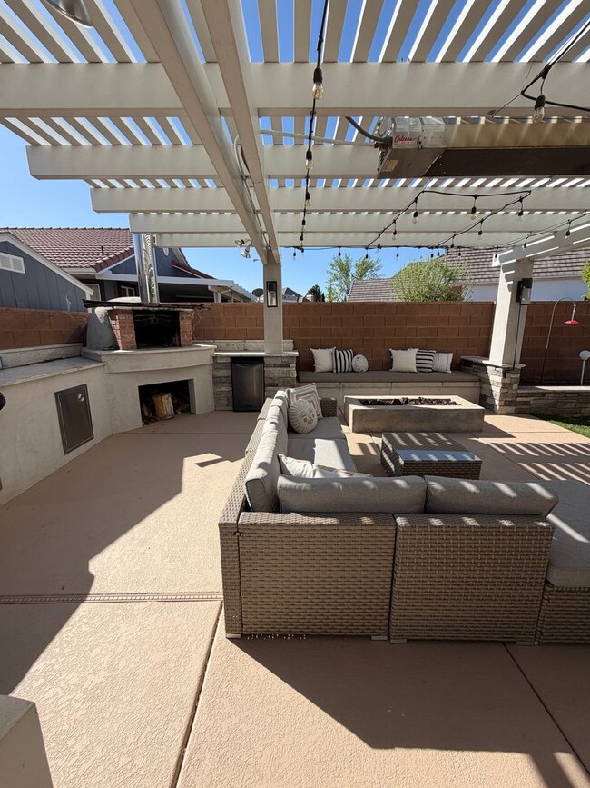 Building Photo - Beautiful 4 bedroom, 3 bathroom Home with a pool!!