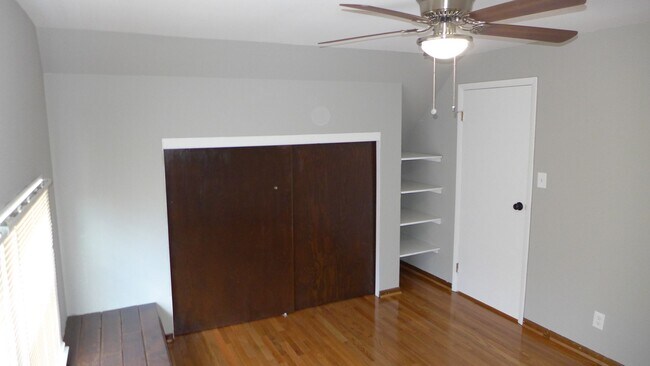 Building Photo - 136 Elgin Ave