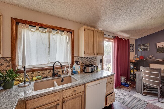 Building Photo - 3 bed, 2 bath Tri-Level in Brown Farm Subdivision