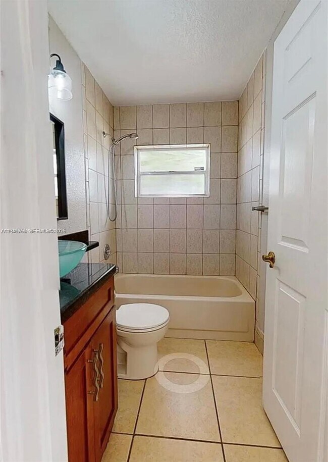 Building Photo - 14001 Oak Ridge Dr