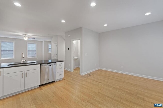 Building Photo - 4 Bedroom 3.5 Bathroom Townhouse with 2 Car Garage - Brownsville Elementary School District