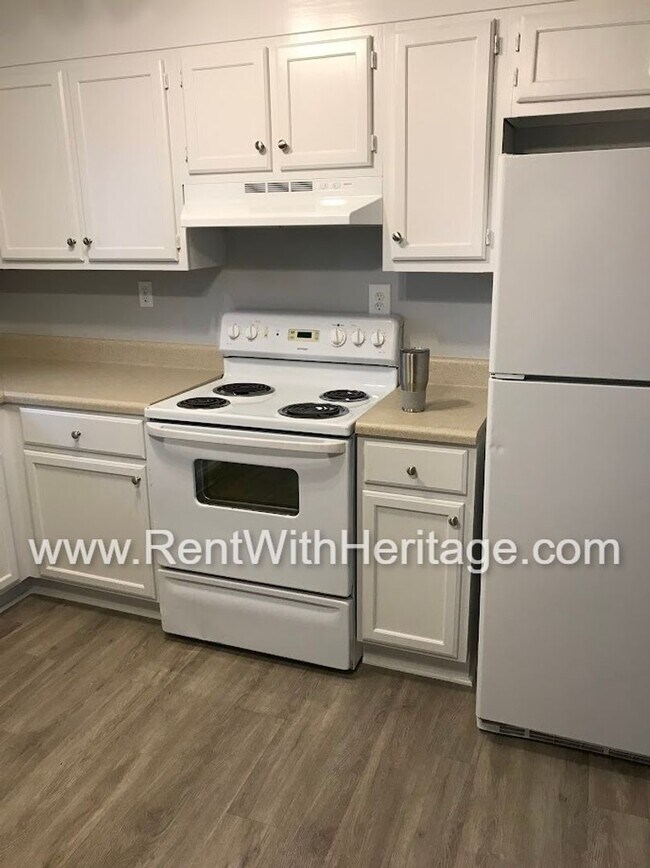 Building Photo - FANTASTIC 2 BEDROOM 1.5 BATH DUPLEX WITH ALL THE UPGRADES / GREAT LOCATION