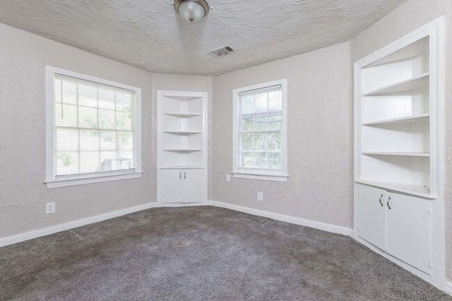 Building Photo - Charming 4 bed 2 bath renovated home