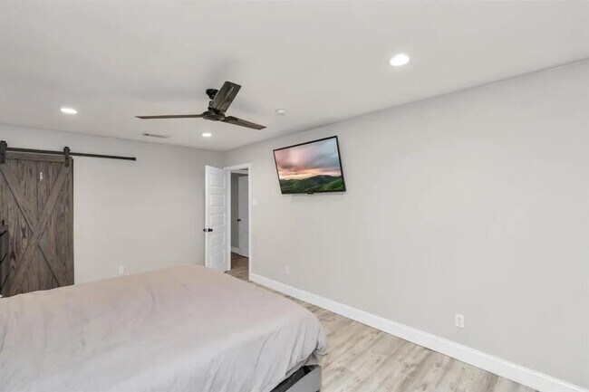 Building Photo - 5658 Ludington Dr
