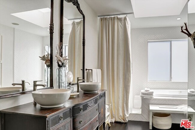 Building Photo - 2425 Clement Ave