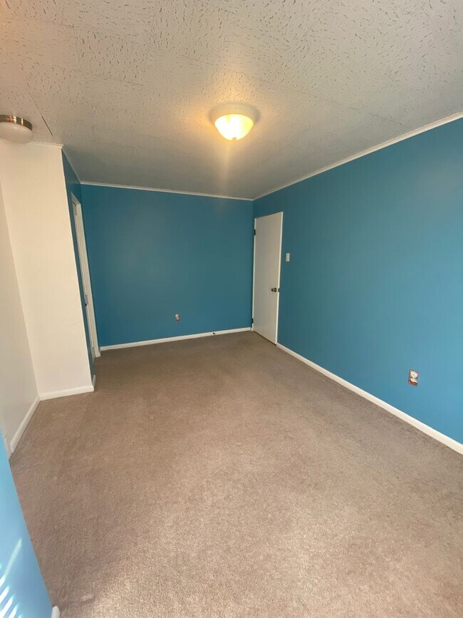 Building Photo - 4 Bedroom/ 2 Bathroom House in Dormont Available 7/1/2026