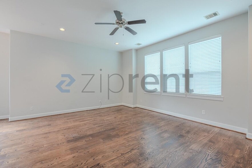 Building Photo - 850 W 20th St