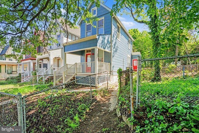 Building Photo - 3033 Barclay St